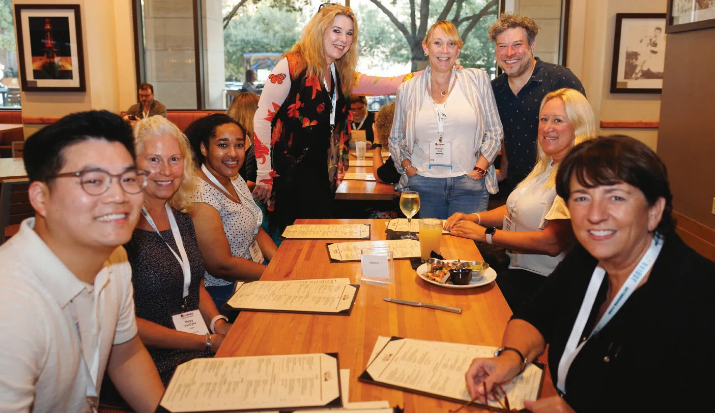 Attendees continue their conversations over dinner.